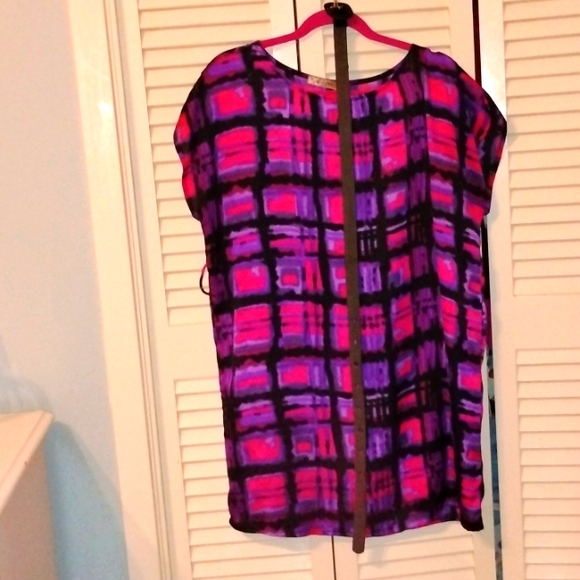 Like New Satin Short Sleeve Pink, Purple, Black printed Knee Length Shift Dress - Picture 7 of 8